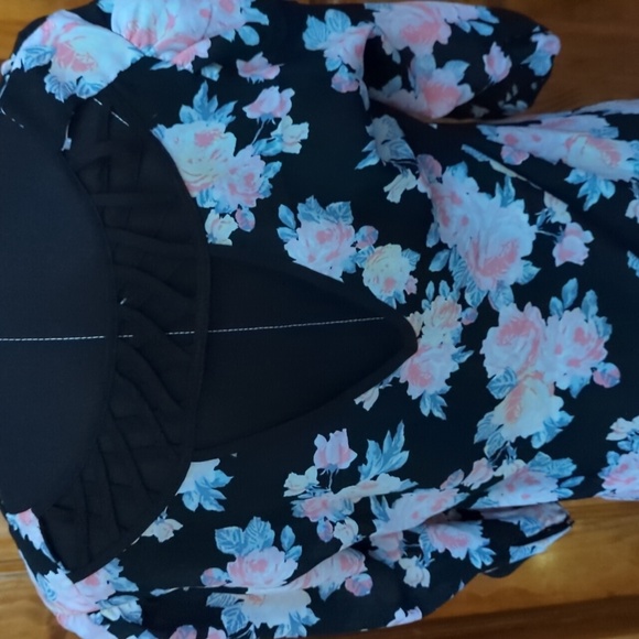 Flowy Floral Top - Picture 3 of 4